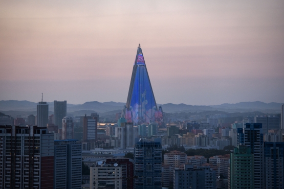 북한 평양의 풍경. 가운데 높이 솟은 것이 류경호텔이다. /AFPBBNews=뉴스1