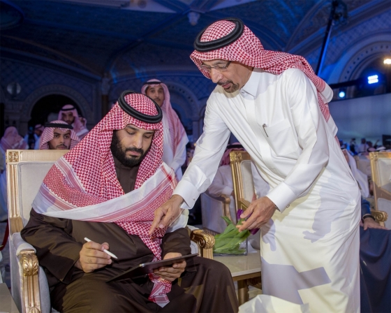 무함마드 빈살만 사우디아라비아 왕세자(왼쪽)과 칼리드 알팔리 사우디 에너지 장관. /AFPBBNews=뉴스1