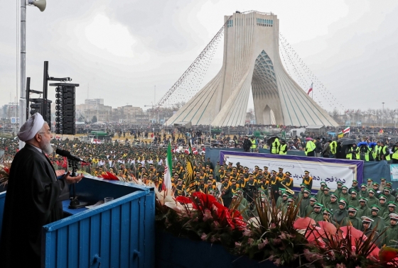 지난 11일(현지시간) 이란 수도 테헤란에서 열린 이란 혁명 40주년 기념행사에서 하산 로하니 이란 대통령(왼쪽)이 연설하고 있다. /AFPBBNews=뉴스1