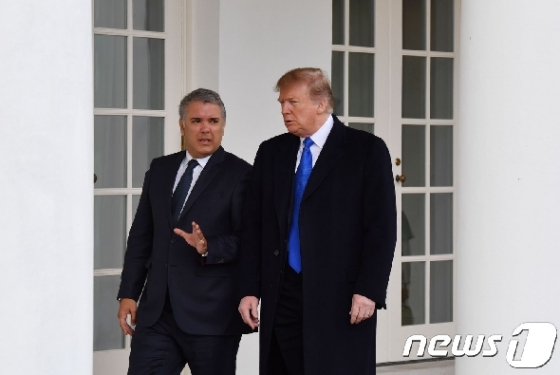 [사진] 백악관 걸으며 얘기 나누는 美-콜롬비아 대통령