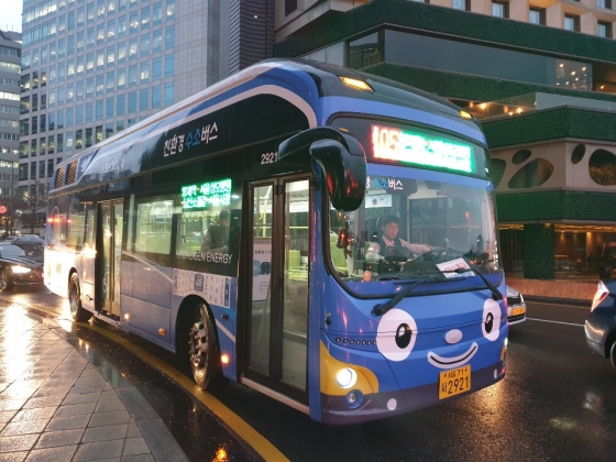 서울시내 유일한 수소전기 시내버스 405번의 운행 모습./사진=서민선 인턴기자