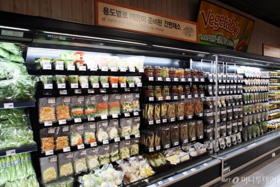 롯데마트 서초점 간편채소 매장의 소용량, 소포장 상품을 중심으로 한 진열
