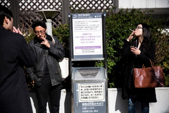 흡연구역에서 담배를 피우는 일본인들. /AFPBBNews=뉴스1