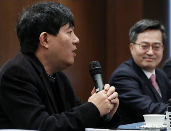  혁신성장본부 민간본부장인 이재웅 쏘카 대표가 19일 서울 중구 은행연합회 뱅커스클럽에서 열린 '혁신성장 경제 라운드 테이블'에서 발언을 하고 있다.