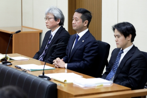 르노·닛산 그룹 카를로스 곤 전 회장의 변호인들이 지난달 8일 도쿄 지방법원에 출석한 모습/AFPBBNews=뉴스1