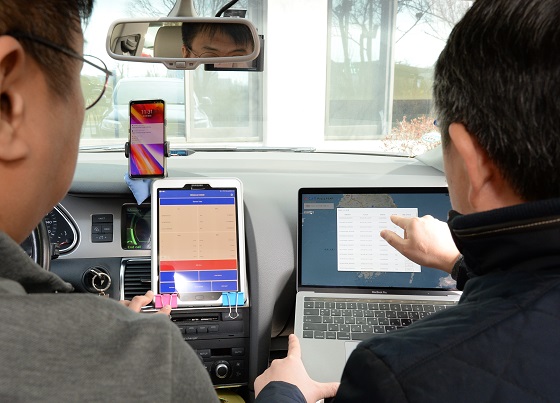 ETRI 연구진이 e-Call 서비스를 통해 관제센터와 차량의 정보를 주고받는 것을 확인하는 모습/사진=ETRI