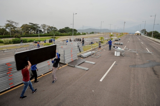22일(현지시간) 콘서트 진행을 위해 베네수엘라 국경지대에 무대가 설치되고 있다. /AFPBBNews=뉴스1