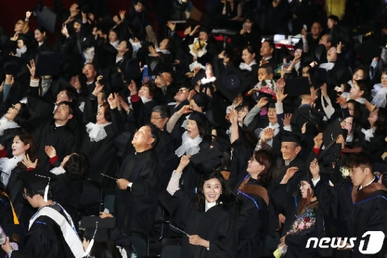 [사진] '졸업의 기쁨 만끽하는 방통대 졸업생들'