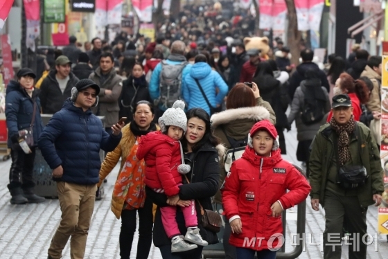 지난해 춘제 연휴를 하루 앞두고 명동 거리를 방문한 중국인 관광객들 모습 /사진=뉴스1