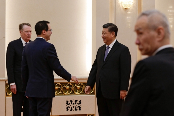 중국과의 무역협상을 위해 베이징을 방문한 스티븐 므누신 미국 재무부장관(왼쪽)이 지난 15일 시진핑 중국 국가주석과 악수를 나누려하고 있다. /AFPBBNews=뉴스1