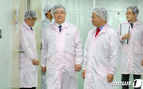 [사진] 바이오산업 일자리 창출 기업 찾은 이재갑 장관