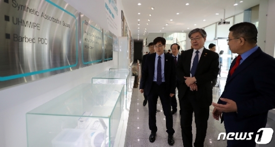 [사진] 충북 바이오산업 지역고용혁신 프로젝타 참여 기업 찾은 이재갑 장관