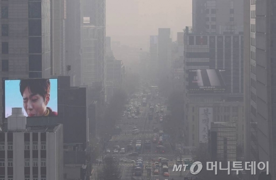 수도권 미세먼지 예비저감조치가 발령된 지난 21일 오전 서울 종로구 일대의 모습이 뿌옇게 보이고 있다./사진=김휘선 기자