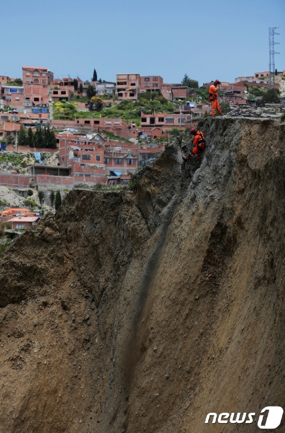 [사진] 아슬아슬한 볼리비아 산사태 현장
