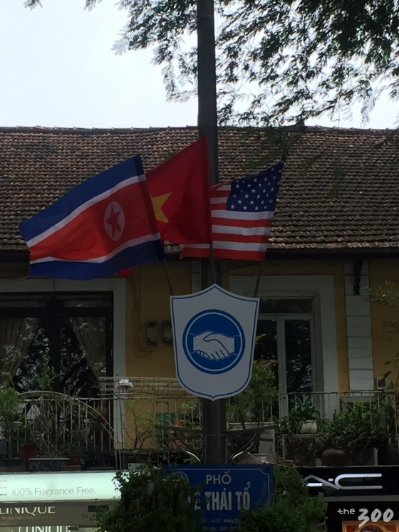 호암끼엠 호수 인근 베트남 국기와 성조기, 인공기가 함께 걸려 있는 모습/사진=권다희 기자 