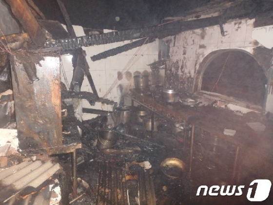 2017년 6월 16일 새벽 경기 고양시의 한 음식점에서 발생한 화재로 불에 탄 주방. /사진제공=고양소방서 © News1