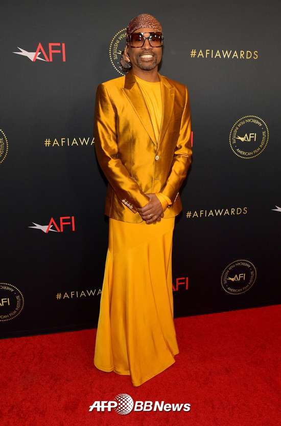 미국영화협회상 시상식에서 금빛 드레스를 착용한 빌리 포터./AFPBBNews=뉴스1