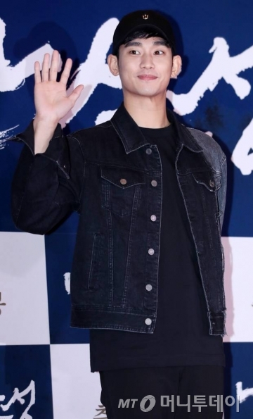 배우 김수현이 25일 오후 서울 용산구 용산 CGV에서 진행된 영화 '남한산성(감독 황동혁)' 스페셜 시사회에 참석해 포즈를 취하고 있다.