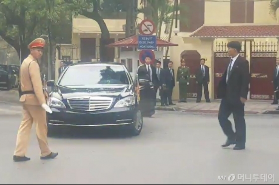 하노이 주재 북한 대사관 앞에 도착한 김정은 북한 국무위원장을 태운 차량. /사진=김평화 기자