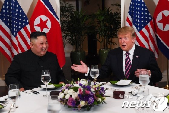 (AFP=뉴스1) 포토공용 기자 = 김정은 북한 국무위원장과 트럼프 미국 대통령이 27일 베트남 하노이 메트로폴 호텔에서 단독회담 후 친교 만찬에서 대화를 하고 있다. 2019.2.27/뉴스1  © AFP=뉴스1  
