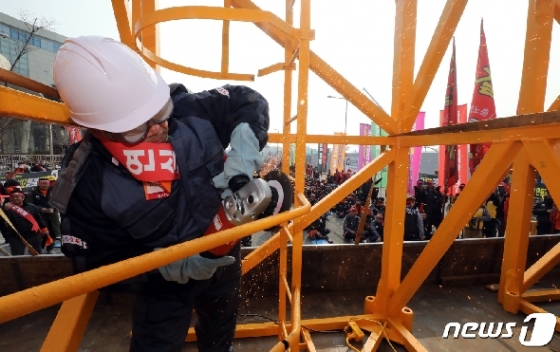 [사진] 타워크레인 기둥 '마스트' 절단하는 근로자