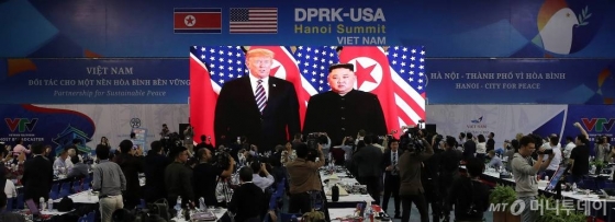  제2차 북·미 정상회담 첫날인 27일 베트남 하노이 국제 미디어센터에서 김정은 북한 국무위원장과 도널드 트럼프 미국 대통령 회담이 생중계 되고 있다.