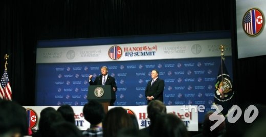도널드 트럼프 미국 대통령(왼쪽)이 마이크 폼페이오 미국 국무부 장관(오른쪽)과 함께 28일 오후 베트남 하노이 JW메리어트호텔에서 북미정상회담 결과를 발표하고 있다./사진=김평화 기자