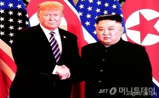 도널드 트럼프 미국 대통령과 김정은 북한 국무위원장이 제2차 북·미 정상회담 첫날인 27일 베트남 하노이에서 만나 악수를 나누고 있다.