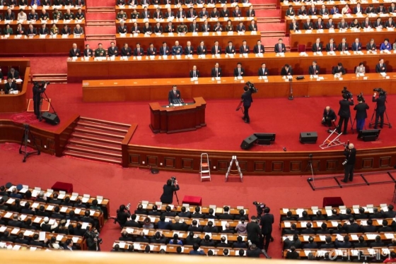 5일 중국 전국인민대표대회 개막 첫날 리커창 국무원 총리가 정부업무보고를 하고 있다.