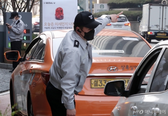 [사진]공공기관 주차장 폐쇄 알리는 경찰