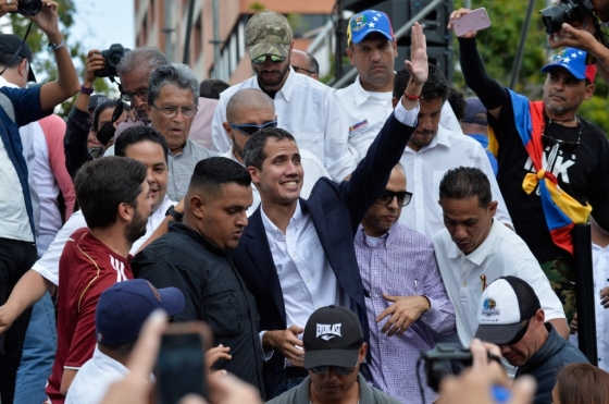 사진 가운데 왼손을 들어올린 이가 후안 과이도 베네수엘라 임시대통령/AFPBBNews=뉴스1