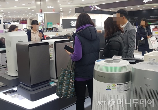 6일 오전 서울 시내 한 전자제품 전문점 공기청정기 코너에 고객들이 몰려 상담하고 있다. /사진=박진영 기자 