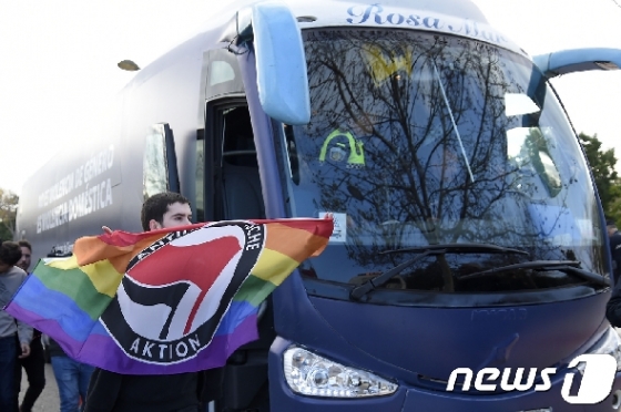 스페인 전역을 돌며 반(反)페미니즘 시위를 벌이고 있는 전세 버스. © AFP=뉴스1