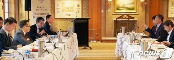 이호준 산업통상자원부 투자정책관이 20일 호주 시드니 샹그릴라 호텔에서 열린 '호주 투자가와의 라운드테이블'에서 인사말을 하고 있다. 2019.2.20/사진제공=산업통상자원부