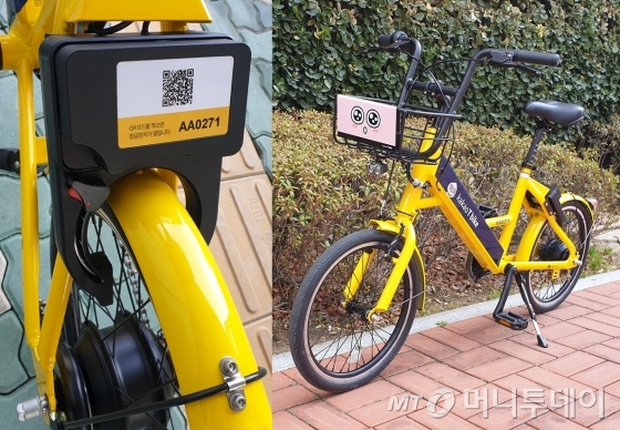 '카카오T 바이크' 전기자전거 뒷바퀴에 설치된 잠금장치(왼쪽). 목적지 도착 이후 길 한 편에 자전거를 주차한 모습(오른쪽). /사진=서진욱 기자.