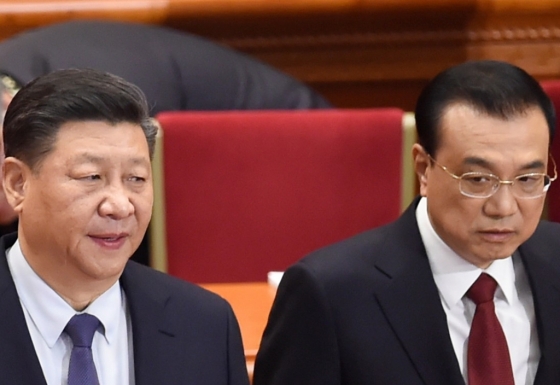 지난 5일 중국 베이징 인민대회당에서 열린 전국인민대표대회(전인대) 개막식에 참석한 시진핑 중국 국가주석(왼쪽)과 리커창 총리. 리 총리의 염색한 검은 머리와 비교해 시 주석의 흰머리가 유독 눈에 띈다. /AFPBBNews=뉴스1