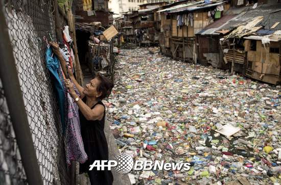 지난해 5월12일 필리핀 마닐라의 한 슬럼가가 플라스틱 쓰레기로 뒤덮여있다. /AFPBBNews=뉴스1