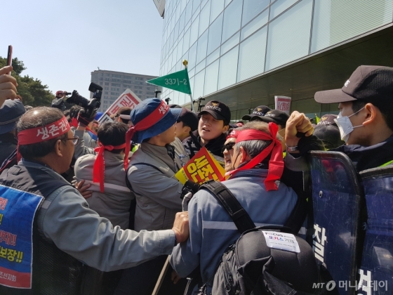 8일 오후 서울 산업은행 본점 앞에서 대우조선 노조원들과 경찰이 대치하고 있다. /사진=김영상 기자