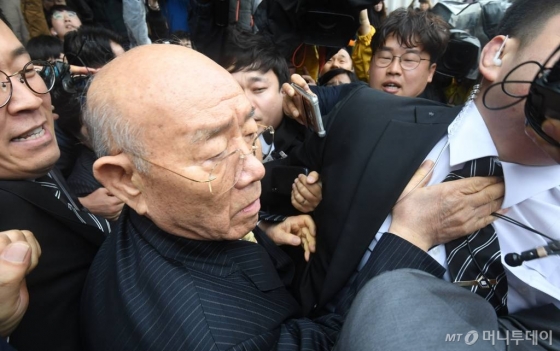 전두환 전 대통령이 5·18 민주화운동 관련 피고인으로 11일 광주지방법원에서 재판을 마친 뒤 법정을 나서고 있다.