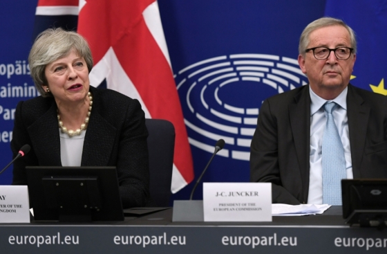 (왼쪽부터)테리사 메이 영국 총리, 장 클라우드 융커 EU 집행위원장/AFPBBNews=뉴스1