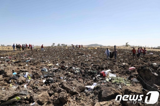 (비쇼프투시 AFP=뉴스1) 우동명 기자 = 10일 (현지시간) 에티오피아 아디스아바바서 약 62㎞ 떨어진 비쇼프투시 근처에서 케냐 나이로비로 향하던 에티오피아항공 소속 여객기가 추락한 현장에서 구조대원들이 수색하고 있다. 이날 추락사고로 승객 149명과 승무원 8명 등 탑승객 157명이 전원이 숨진 것으로 알려졌다.   © AFP=뉴스1  <저작권자 © 뉴스1코리아, 무단전재 및 재배포 금지>