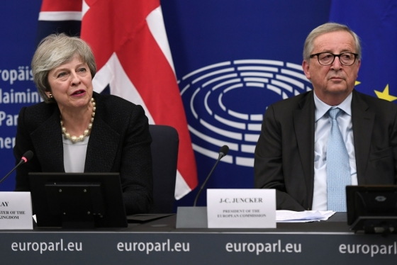 (왼쪽부터)테리사 메이 영국 총리와 장 클라우드 융커 EU 집행위원장/AFPBBNews=뉴스1