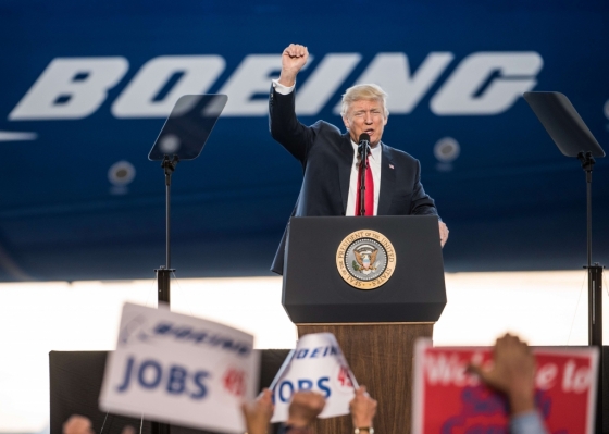 2017년 2월 17일 미국 사우스캐롤라이나의 보잉 공장에서 열린 드림라이너 787-10 여객기 출시 행사에서 연설하고 있는 도널드 트럼프 미국 대통령. /AFPBBNews=뉴스1