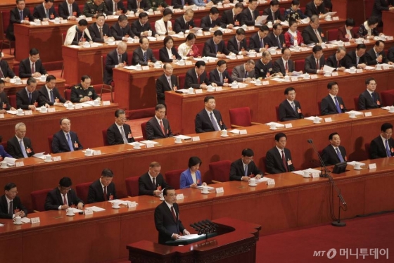 【베이징=AP/뉴시스】리커창 중국 총리가 5일(현지시간) 중국 베이징 인민대회당에서 열린 13기 전국인민대표대회(전인대) 2차 연례회의에서 정부 업무 보고를 하고 있다.  리커창 총리는 이 자리에서 올해 경제성장률 목표를 지난해 경제성장률 목표치인 6.5%보다 하향 조정한 6~6.5%로 낮춰 제시했다. 2019.03.05.   <저작권자ⓒ 공감언론 뉴시스통신사. 무단전재-재배포 금지.>