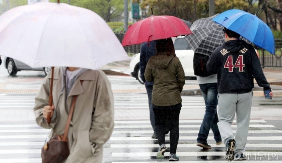 시민들이 우산을 쓴 채 발걸음을 옮기고 있다./사진=김창현 기자 chmt@