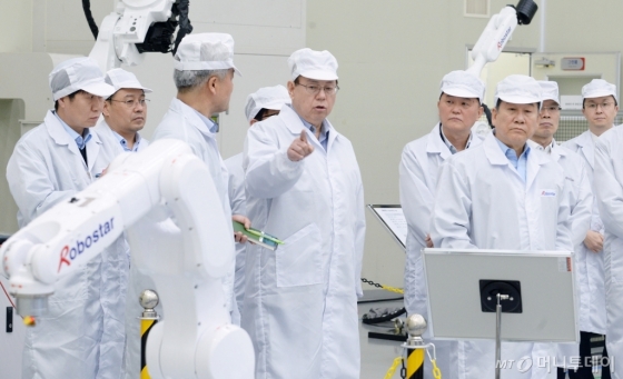 조성진 LG전자 부회장(가운데)이 지난 11일 산업용 로봇 제조업체 '로보스타'를 방문해 다양한 산업용 로봇을 살펴보고 있다. /사진제공=LG전자