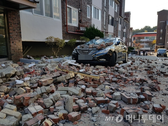  15일 경북 포항시에 진도 5.4 규모의 지진이 발생했다. 포항시 북구 환호동 대동빌라 외벽이 무너져 내려 차량이 파손돼 있다. 주민 50여명이 긴급대피했다.2017.11.15/사진=뉴스1