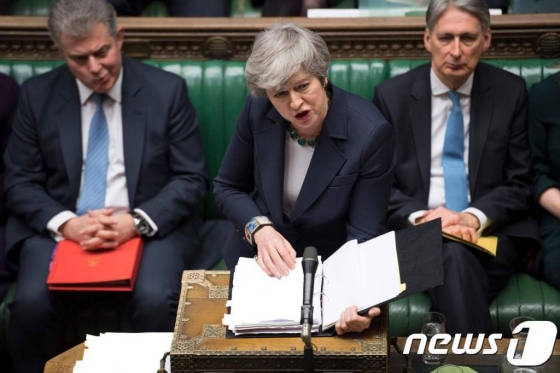 테리사 메이 영국 총리가 13일(현지시간) 런던 하원 회의에서 발언을 하고 있다. /AFP=뉴스1 