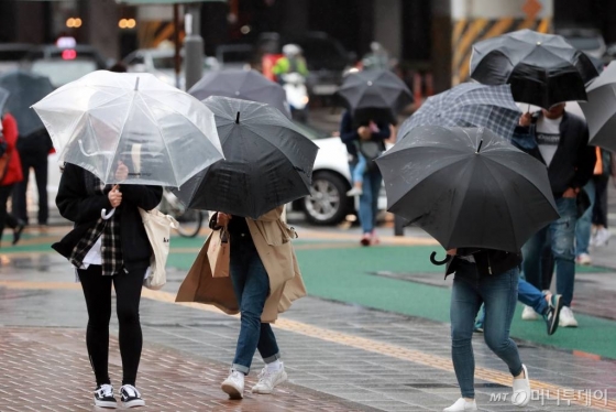 강풍과 함께 내린 봄비에 시민들이 우산으로 비바람을 막으며 발길을 옮기고 있다./사진=임성균 기자 tjdrbs23@