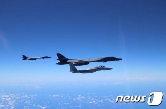 미 공군 B-1B 폭격기와 일본 항공자위대 F-15 전투기 (출처 : 일본 항공자위대) <기사 내용과 무관> © News1